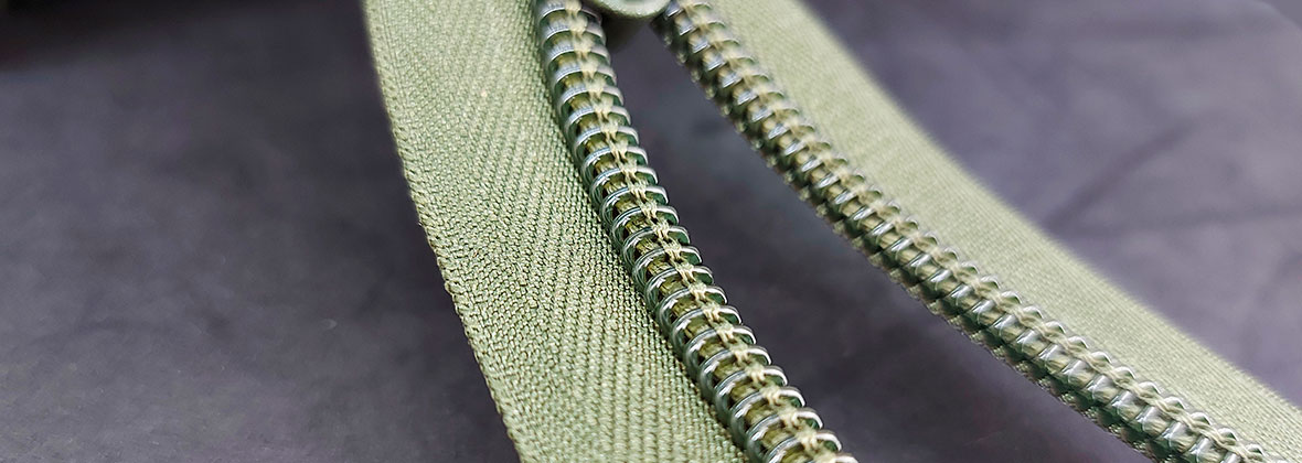 Zippers for military clothing / Reißverschlüsse für Militärkleidung 2